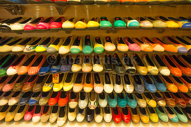 Sko. Opstilling af ballerina sko i forskellige farver og m�nstre i skobutik i Barcelona; ; Barcelona; Spanien; ; ; Damesko, fodt�j, shopping, shoppetur
