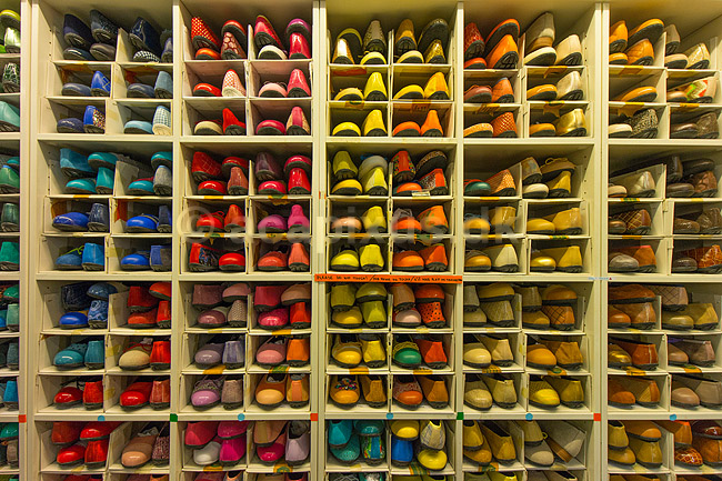 Sko. Opstilling af ballerina sko i forskellige farver og m�nstre i skobutik i Barcelona; ; Barcelona; Spanien; ; ; Damesko, fodt�j, shopping, shoppetur