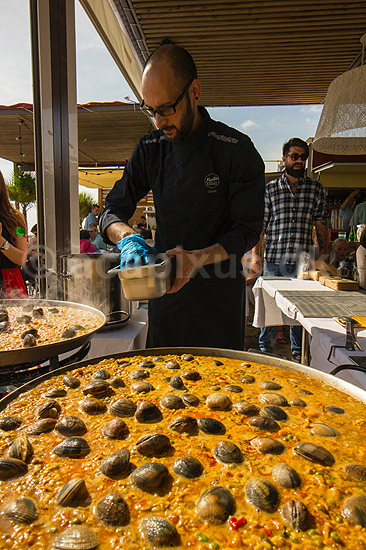 Paella. Kok tilbereder paella p� strandbar i Barcelona; ; Barcelona; Spanien; ; ; Mad, madlavning, kogekunst