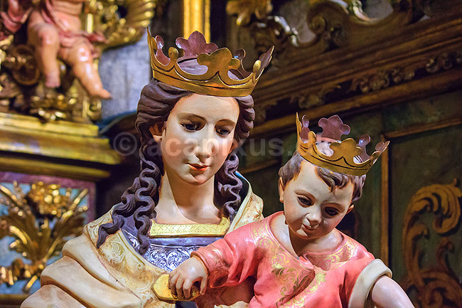 Jesus og Maria. Statuetter af Jesus og Maria i katedralen i Barcelona; ; Catedral de Barcelona / Barcelona; Spanien; ; ; Kirker, katedraler, kristendom, katolsk, religion, sev�rdigheder