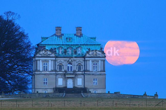 Eremitage Slottet. Fuldm�ne st�r op bag Eremitage Slottet; ; J�gersborg Dyrehave / Sj�lland; ; ; ; slotte jagtslotte sev�rdigheder aftenstemning Eremitageslottet