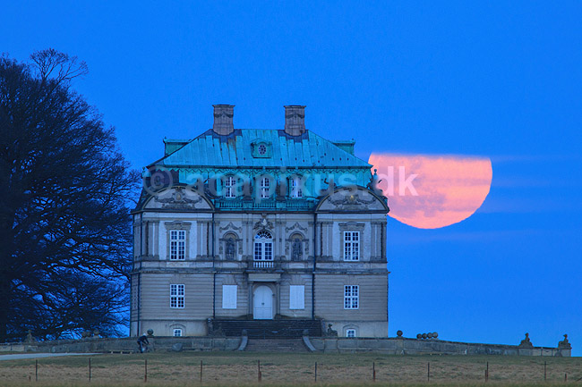 Eremitage Slottet. Fuldm�ne st�r op bag Eremitage Slottet; ; J�gersborg Dyrehave / Sj�lland; ; ; ; slotte jagtslotte sev�rdigheder aftenstemning Eremitageslottet