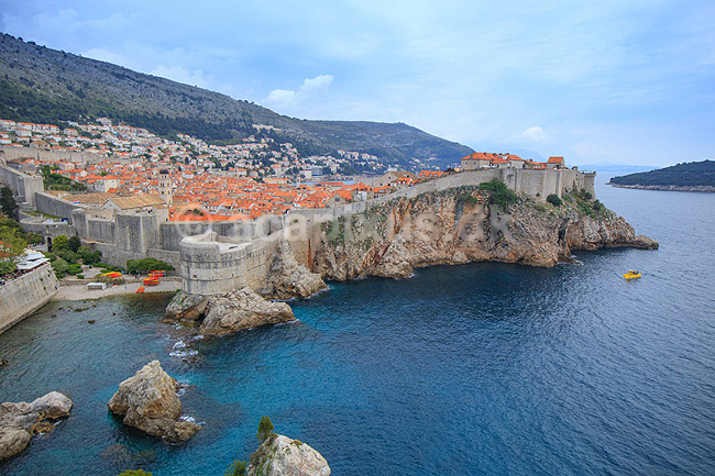 Dubrovnik. Udsigt fra Lovrijenac fortet over bymuren og den gamle bydel i Dubrovnik; ; Dubrovnik; Kroatien; ; ; Croatien