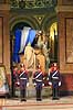 Catedral Metropolitana de Buenos Aires. �resvagter ved General San Mart�n's mausoleum, der er bevogtet af statuer repr�senterende Argentina, Peru and Chile i Catedral Metropolitana de Buenos Aires  Buenos Aires Argentina Sydamerika  Kirker, religion, kristendom