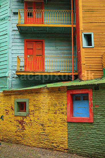 La Boca. Caminito gaden i La Boca i Buenos Aires. Gadens huse er bemalet i farvestr�lende farver; ; Buenos Aires; Argentina; Sydamerika; ; 