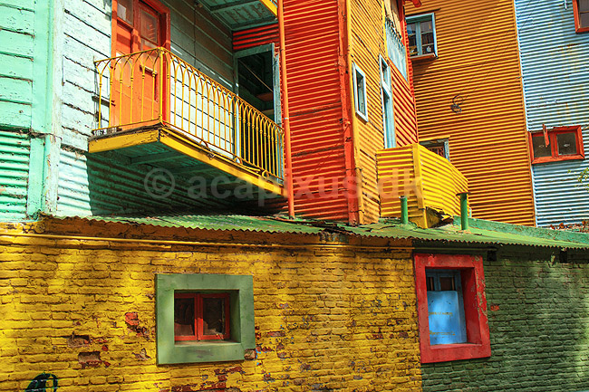 La Boca. Caminito gaden i La Boca i Buenos Aires. Gadens huse er bemalet i farvestr�lende farver; ; Buenos Aires; Argentina; Sydamerika; ; 