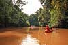 Regnskov. �koturister p� kanotur p� biflod til Iguazu floden, der l�ber gennem regnskoven n�r Yacutinga Lodge   Yacutinga Lodge Argentina Sydamerika  