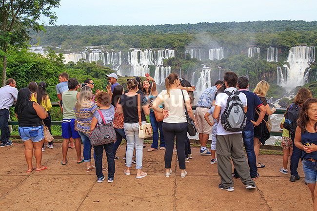 Iguazu vandfaldene. Turister ved begyndelsen af El camino de las cataratas p� den brasilianske side af vandfaldene; ; Iguazu; Brasilien; Sydamerika; ; Vandfald, The Iguazu Falls, Iguaz� Falls, Iguassu Falls, Igua�u Falls, Cataratas del Iguaz�, Cataratas do Igua�u 