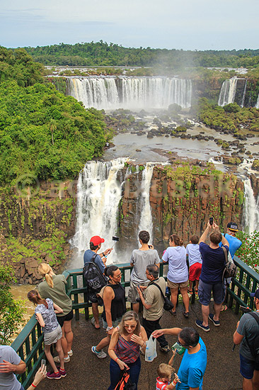 Iguazu vandfaldene. Turister p� af El camino de las cataratas p� den brasilianske side af vandfaldene; ; Iguazu; Brasilien; Sydamerika; ; Vandfald, The Iguazu Falls, Iguaz� Falls, Iguassu Falls, Igua�u Falls, Cataratas del Iguaz�, Cataratas do Igua�u 