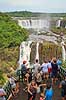 Iguazu vandfaldene. Turister p� af El camino de las cataratas p� den brasilianske side af vandfaldene  Iguazu Brasilien Sydamerika  Vandfald, The Iguazu Falls, Iguaz� Falls, Iguassu Falls, Igua�u Falls, Cataratas del Iguaz�, Cataratas do Igua�u 