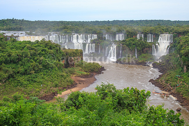 Iguazu vandfaldene. Iguazu vandfald p� den Argentinske side set fra den Brasilianske side af vandfaldene; ; Iguazu; Brasilien; Sydamerika; ; Vandfald, The Iguazu Falls, Iguaz� Falls, Iguassu Falls, Igua�u Falls, Cataratas del Iguaz�, Cataratas do Igua�u 