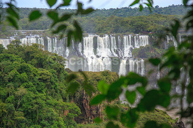 Iguazu vandfaldene. Iguazu vandfald p� den Argentinske side set fra den Brasilianske side af vandfaldene; ; Iguazu; Brasilien; Sydamerika; ; Vandfald, The Iguazu Falls, Iguaz� Falls, Iguassu Falls, Igua�u Falls, Cataratas del Iguaz�, Cataratas do Igua�u 
