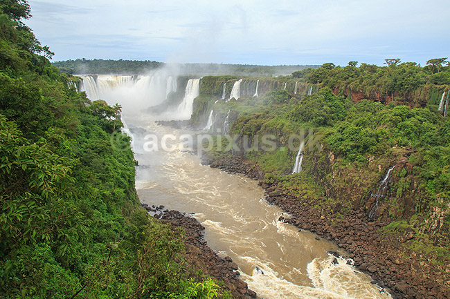 Iguazu vandfaldene. Iguazu vandfald med Garganta del Diablo bagerst set fra den Brasilianske side af vandfaldene; ; Iguazu; Brasilien; Sydamerika; ; Vandfald, The Iguazu Falls, Iguaz� Falls, Iguassu Falls, Igua�u Falls, Cataratas del Iguaz�, Cataratas do Igua�u 