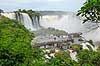 Iguazu vandfaldene. Turister ved Iguazu vandfaldene med Garganta del Diablo bagerst set fra den Brasilianske side af vandfaldene  Iguazu Brasilien Sydamerika  Vandfald, The Iguazu Falls, Iguaz� Falls, Iguassu Falls, Igua�u Falls, Cataratas del Iguaz�, Cataratas do Igua�u 