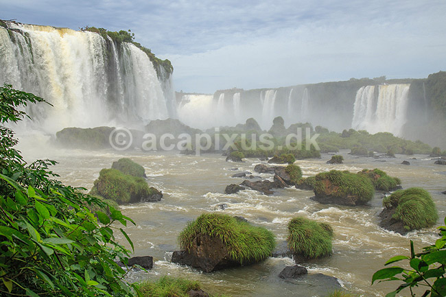 Iguazu vandfaldene. Iguazu vandfaldene med Garganta del Diablo bagerst set fra den Brasilianske side af vandfaldene; ; Iguazu; Brasilien; Sydamerika; ; Vandfald, The Iguazu Falls, Iguaz� Falls, Iguassu Falls, Igua�u Falls, Cataratas del Iguaz�, Cataratas do Igua�u 