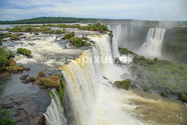 Iguazu vandfaldene. Iguazu vandfaldene med Garganta del Diablo bagerst set fra den Brasilianske side af vandfaldene; ; Iguazu; Brasilien; Sydamerika; ; Vandfald, The Iguazu Falls, Iguaz� Falls, Iguassu Falls, Igua�u Falls, Cataratas del Iguaz�, Cataratas do Igua�u 