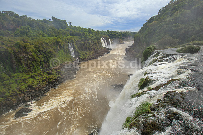 Iguazu vandfaldene. Iguazu vandfaldene set fra den Brasilianske side af vandfaldene; ; Iguazu; Brasilien; Sydamerika; ; Vandfald, The Iguazu Falls, Iguaz� Falls, Iguassu Falls, Igua�u Falls, Cataratas del Iguaz�, Cataratas do Igua�u 