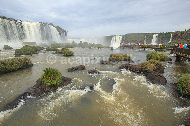 Iguazu vandfaldene. Iguazu vandfaldene med Garganta del Diablo bagerst set fra den Brasilianske side af vandfaldene; ; Iguazu; Brasilien; Sydamerika; ; Vandfald, The Iguazu Falls, Iguaz� Falls, Iguassu Falls, Igua�u Falls, Cataratas del Iguaz�, Cataratas do Igua�u 