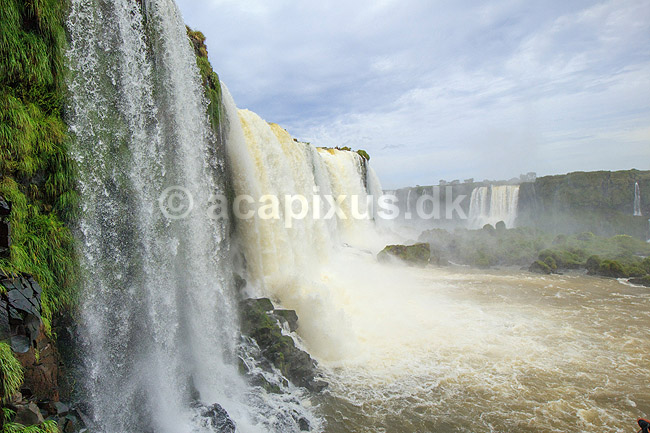 Iguazu vandfaldene. Iguazu vandfaldene set fra den Brasilianske side af vandfaldene; ; Iguazu; Brasilien; Sydamerika; ; Vandfald, The Iguazu Falls, Iguaz� Falls, Iguassu Falls, Igua�u Falls, Cataratas del Iguaz�, Cataratas do Igua�u 