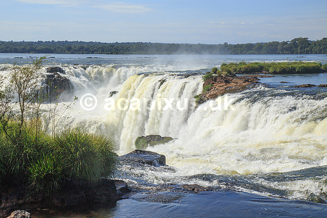 Iguazu vandfaldene. Iguazu vandfaldene med Garganta del Diablo bagerst set fra den Argentinske side af vandfaldene; ; Iguazu; Argentina; Sydamerika; ; Vandfald, The Iguazu Falls, Iguaz� Falls, Iguassu Falls, Igua�u Falls, Cataratas del Iguaz�, Cataratas do Igua�u 