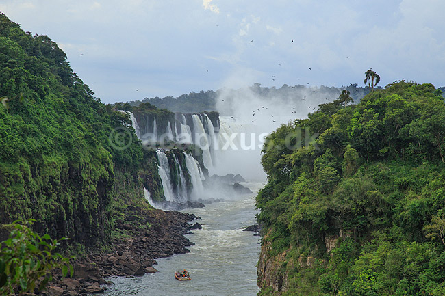 Iguazu vandfaldene. Iguazu vandfaldene med Garganta del Diablo bagerst set fra den Argentinske side af vandfaldene - til h�jre Argentina til venstre Brasilien; ; Iguazu; Argentina; Sydamerika; ; Vandfald, The Iguazu Falls, Iguaz� Falls, Iguassu Falls, Igua�u Falls, Cataratas del Iguaz�, Cataratas do Igua�u 