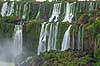 Iguazu vandfaldene. Iguazu vandfaldene fosser over mosbegroet klippeside - set fra den Argentinske side af vandfaldene - til h�jre Argentina til venstre Brasilien  Iguazu Argentina Sydamerika  Vandfald, The Iguazu Falls, Iguaz� Falls, Iguassu Falls, Igua�u Falls, Cataratas del Iguaz�, Cataratas do Igua�u 