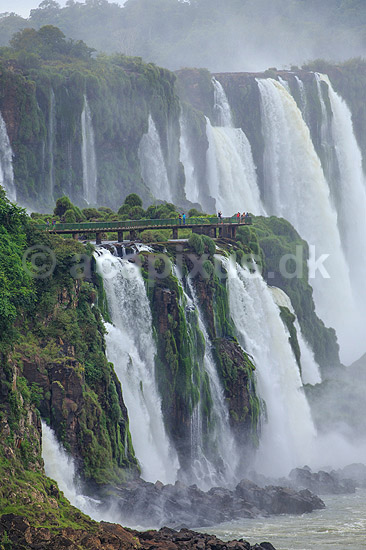 Iguazu vandfaldene. Iguazu vandfaldene med Garganta del Diablo bagerst set fra den Argentinske side af vandfaldene - til h�jre Argentina til venstre Brasilien; ; Iguazu; Argentina; Sydamerika; ; Vandfald, The Iguazu Falls, Iguaz� Falls, Iguassu Falls, Igua�u Falls, Cataratas del Iguaz�, Cataratas do Igua�u 