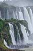 Iguazu vandfaldene. Iguazu vandfaldene med Garganta del Diablo bagerst set fra den Argentinske side af vandfaldene - til h�jre Argentina til venstre Brasilien  Iguazu Argentina Sydamerika  Vandfald, The Iguazu Falls, Iguaz� Falls, Iguassu Falls, Igua�u Falls, Cataratas del Iguaz�, Cataratas do Igua�u 