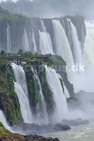 Iguazu vandfaldene. Iguazu vandfaldene med Garganta del Diablo bagerst set fra den Argentinske side af vandfaldene - til h�jre Argentina til venstre Brasilien; ; Iguazu; Argentina; Sydamerika; ; Vandfald, The Iguazu Falls, Iguaz� Falls, Iguassu Falls, Igua�u Falls, Cataratas del Iguaz�, Cataratas do Igua�u 