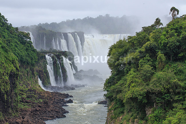 Iguazu vandfaldene. Iguazu vandfaldene med Garganta del Diablo bagerst set fra den Argentinske side af vandfaldene - til h�jre Argentina til venstre Brasilien; ; Iguazu; Argentina; Sydamerika; ; Vandfald, The Iguazu Falls, Iguaz� Falls, Iguassu Falls, Igua�u Falls, Cataratas del Iguaz�, Cataratas do Igua�u 