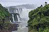 Iguazu vandfaldene. Iguazu vandfaldene med Garganta del Diablo bagerst set fra den Argentinske side af vandfaldene - til h�jre Argentina til venstre Brasilien  Iguazu Argentina Sydamerika  Vandfald, The Iguazu Falls, Iguaz� Falls, Iguassu Falls, Igua�u Falls, Cataratas del Iguaz�, Cataratas do Igua�u 