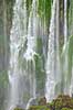 Iguazu vandfaldene. Iguazu vandfaldene fosser over mosbegroet klippeside - set fra den Argentinske side af vandfaldene - til h�jre Argentina til venstre Brasilien  Iguazu Argentina Sydamerika  Vandfald, The Iguazu Falls, Iguaz� Falls, Iguassu Falls, Igua�u Falls, Cataratas del Iguaz�, Cataratas do Igua�u 