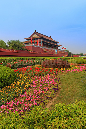 Beijing. Blomsterbede foran indgangen til Den Forbudte By i Beijing; ; Beijing; Kina; Asien; ; Peking