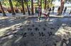 Sommerpaladset i Beijing. Kvinde skriver kalligrafi p� fliser med vand ved Sommerpaladset i Beijing - Summer Palace  Beijing Kina Asien  Peking