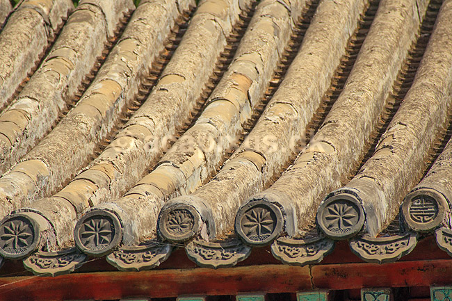 Sommerpaladset i Beijing. Teglstenstag i Sommerpaladset i Beijing; ; Beijing; Kina; Asien; ; Peking