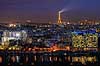 Paris. Eiffelt�rnet lyser op i Paris i aftenskumringen  Tour Eiffel / Paris Frankrig  Landskaber Sev�rdigheder, st�l, metal, t�rne
