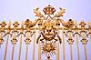 Versailles. Forgyldt gitterv�rk ved Versailles paladset i Paris  Chateau de Versailles / Paris Frankrig   Sev�rdigheder