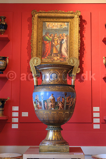 Porcel�n. Vase udstillet p� porcel�nsmuseet Cite de la ceramique Sevres et Limoges; ; Manufacture nationale de Sevres / Paris; Frankrig; ; ; Sev�rdigheder, museer, karamik, kunst, udstilling