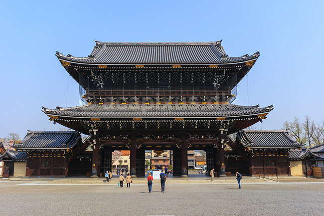Higashi Hongan-ji. Indgangsportalen til det buddistiske Higashi Hogan-ji templet i Kyoto; ; Higashi Hongan-ji / Kyoto; Japan; ; ; templer buddisme buddhism Higashi Honganji