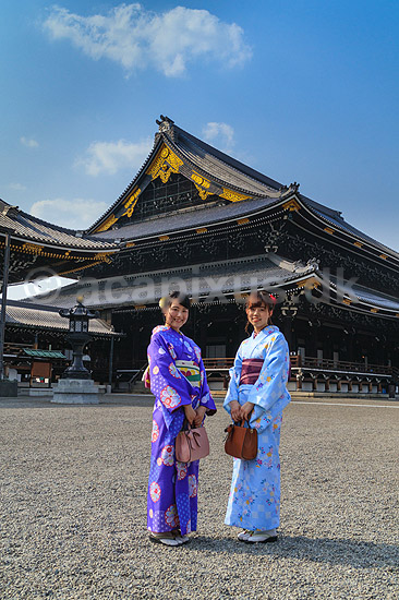 Higashi Hongan-ji. Japanske piger i kimono foran det buddistiske Higashi Hogan-ji templet i Kyoto; ; Higashi Hongan-ji / Kyoto; Japan; ; ; templer buddisme buddhism Higashi Honganji