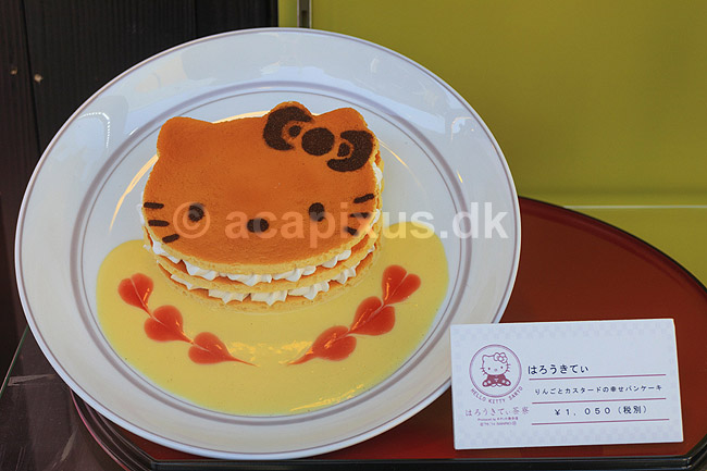 Hallo Kitty kage. Tallerken med Hallo Kitty-kage udstillet i restaurant vindue i Kyoto; ; Porta / Kyoto; Japan; Asien; ; Mad, f�devarer, restauranter, madvarer, kager, dessert