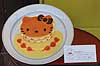 Hallo Kitty kage. Tallerken med Hallo Kitty-kage udstillet i restaurant vindue i Kyoto  Porta / Kyoto Japan Asien  Mad, f�devarer, restauranter, madvarer, kager, dessert