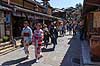 Piger i kimono. Japanske piger i traditionel kimono i Ninen-zaka / Sannen-zaka gaderne  Higashiyama District / Kyoto Japan Asien  T�j, bekl�dning, kimonoer