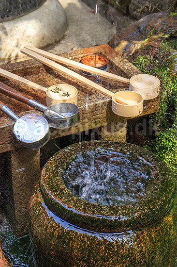 Fushimi-Inari Taisha Shrine. Font�ne i det shintoistiske Fushimi-Inari Taisha Shrine; ; Fushimi-Inari Taisha Shrine / Kyoto; Japan; Asien; ; templer shintoisme orange