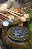 Fushimi-Inari Taisha Shrine. Font�ne i det shintoistiske Fushimi-Inari Taisha Shrine  Fushimi-Inari Taisha Shrine / Kyoto Japan Asien  templer shintoisme orange