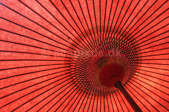 Kasa Parasol. R�d parasol (kasa) af rispapir; ; Kyoto; Japan; Asien; ; m�nstre farver r�dt r�de