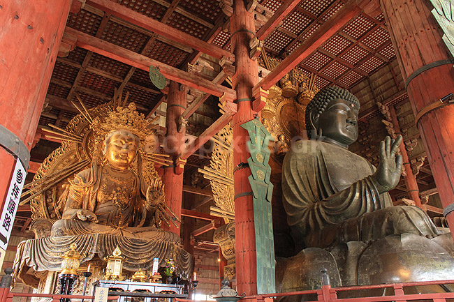 Todai-ji Nara. Buddafigurer i Daibutsu-den hall i Todai-ji templet i Nara ; ; Todai-ji / Nara; Japan; Asien; ; templer buddisme buddhism buddistisk, Todaiji