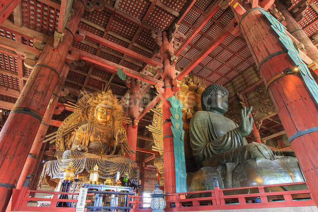 Todai-ji Nara. Buddafigurer i Daibutsu-den hall i Todai-ji templet i Nara ; ; Todai-ji / Nara; Japan; Asien; ; templer buddisme buddhism buddistisk, Todaiji