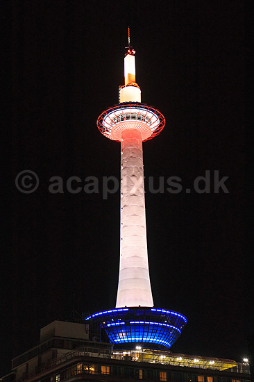 Kyoto Tower. Kyoto Tower belyst on aftenen; ; Kyoto; Japan; Asien; ; Udsigtst�rne