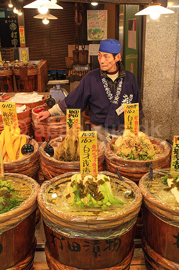 Nishiki Market. Handlende p� Nishiki Market i Kyoto; ; Nishiki Market / Kyoto; Japan; Asien; ; markeder handel marked